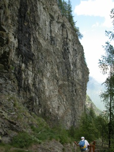Le pareti rocciose verticali
della parte centrale del vallone di Brenve
(50447 bytes)